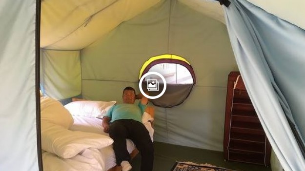 RMF Extra: Nowa jakość wyprawy na Mount Everest: Billard, bar, ogrzewane namioty z łóżkiem i dywanem