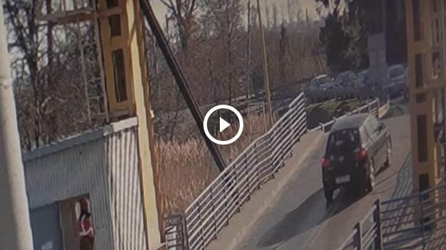 RMF Extra: Kobieta skoczyła autem przez most zwodzony. Nagranie obiegło sieć [WIDEO]