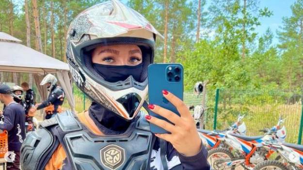 RMF Extra: Miss Ukrainy chwyciła za broń. Modelka zachęca do obrony kraju [FOTO]