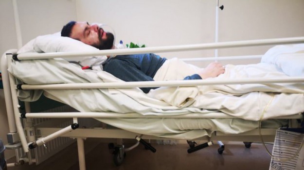 RMF Extra: Życie Mateusza przerwał dramat: "Nagle wygięło mu ręce do tyłu i stracił przytomność". Mężczyzna walczy o powrót do zdrowia. Potrzebna jest pomoc!