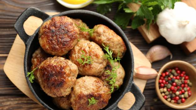 RMF Extra: Czy 2 stycznia wolno jeść mięso? Taką decyzję podjęli biskupi