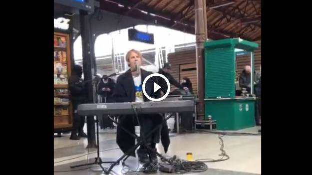 RMF Extra: Tom Odell zaśpiewał "Another Love" dla uchodźców z Ukrainy. Poruszające nagranie z dworca trafiło do sieci! [WIDEO]