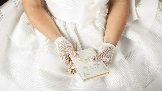 RMF Extra: Mocny makijaż i tiary to jedynie początek. Dziewczynki na komunii swoją stylizacją zaskoczyły wiernych [WIDEO]