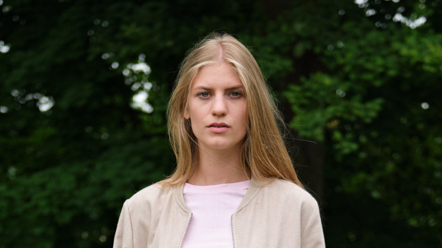 RMF Extra: Julia z "Top Model" nago! Jej ciało przykrywa tylko delikatna narzuta [FOTO]