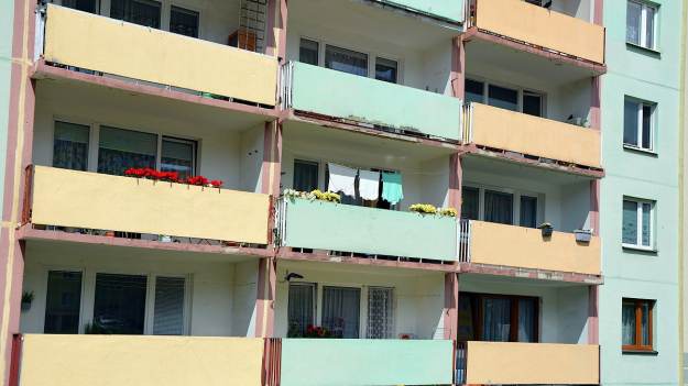 RMF Extra: Z balkonu staruszki leciały tysiące złotych. "Rozrzutną" babcią zainteresowała się policja