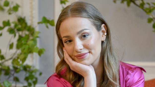 RMF Extra: Wiktoria Gąsiewska wygrzewa się w bikini. "Dajesz się lubić" [FOTO] 