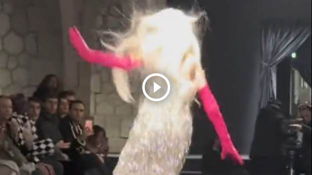 RMF Extra: Modelka przewróciła się w trakcie pokazu. Wykręciło jej stopy [WIDEO] 