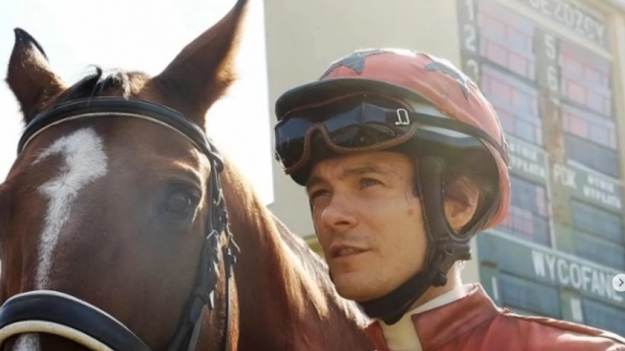 RMF Extra: Młody dżokej kontra potężna mafia i układy. „Wielka Warszawska” obnaża mroczne kulisy lat 90.