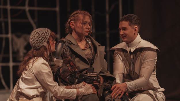 RMF Extra: Groteskowa historia, która niepokojąco przypomina nasze życie. Recenzja spektaklu „Nawiedzony toster pani Watterson” w Teatrze Rozrywki