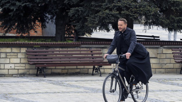 RMF Extra: "Ojciec Mateusz". Artur Żmijewski żegna się z serialem? W Sandomierzu będzie nowy ksiądz