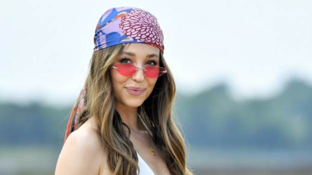 RMF Extra: Izabella Krzan zmysłowo. Zsunęła rozpiętą koszulę, odsłaniając zgrabne ciało [ZDJĘCIE]