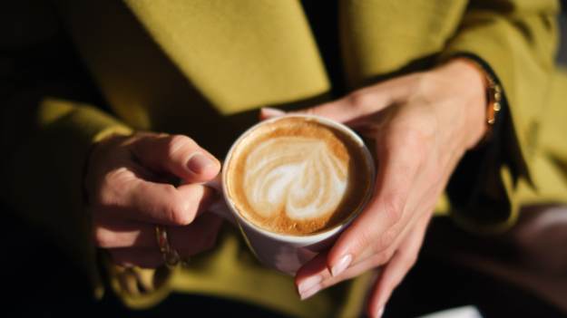 Wystarczy łyżeczka, by kawa stała się aksamitnie..