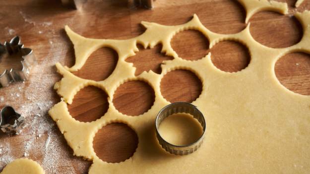 RMF Extra: Wystarczy dodać dwie łyżki i wyrobić jak zwykle. Dzięki temu kruche ciasto zawsze wychodzi