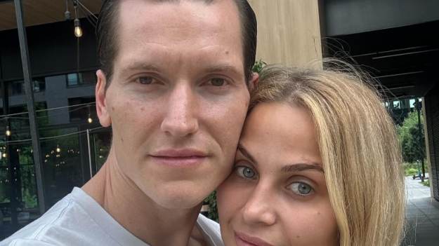 RMF Extra: Hanna Żudziewicz i Jacek Jeschke mieli wypadek. Musieli uciekać z płonącego samochodu. Zdjęcia spalonego pojazdu szokują