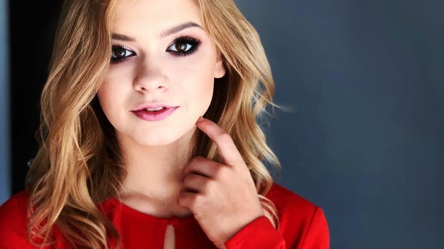 RMF Extra: Julia Wróblewska w ciemnych włosach. Postarzyła się o dwadzieścia lat?