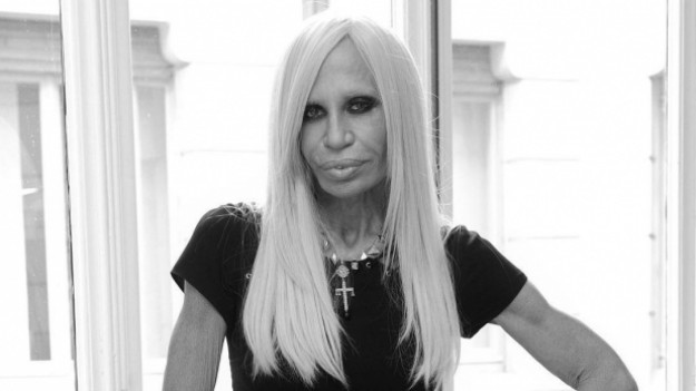 RMF Extra: Donatella Versace ma nową twarz. Wygląda lepiej po kolejnych operacjach?