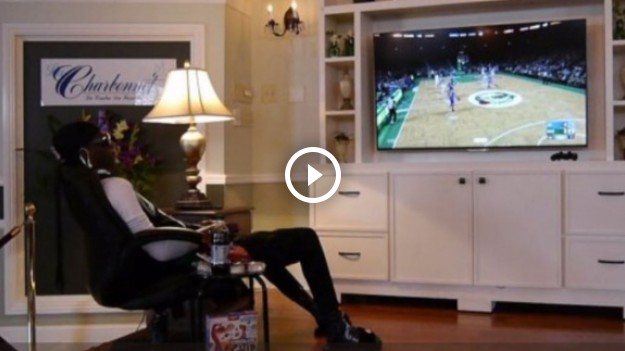 RMF Extra: Zabalsamowali jego ciało i posadzili przed konsolą...Kontrowersyjne " ostatnie pożegnanie"