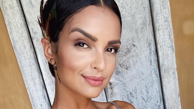 RMF Extra: Klaudia El Dursi opublikowała odważny kadr prosto z łóżka. Modelka pozuje bez biustonosza, a fani podzieleni: "Wstyd"