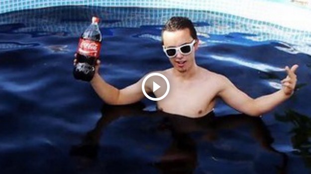 RMF Extra: Kąpiel w Coca-Coli i Mentosach. Zobaczcie, jak skończył się ten eksperyment!