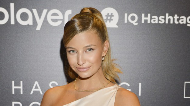 RMF Extra: Julia Wieniawa podczas relaksu w basenie. Na mokrym ciele: wyjątkowo oszczędne bikini! "Figura ideał"