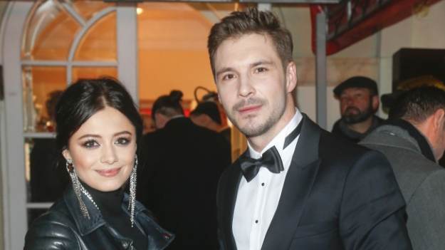 RMF Extra: Mikołaj Roznerski i Adriana Kalska razem na nowym zdjęciu z planu. "Pięknie razem wyglądacie"