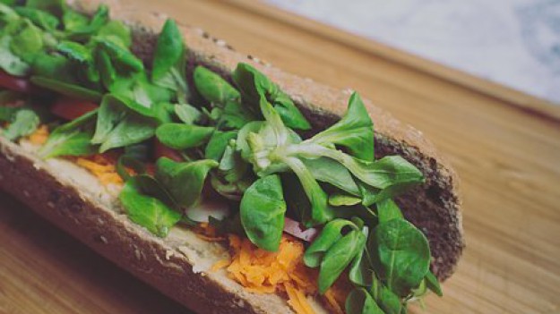 RMF Extra: Zmarła po zjedzeniu bagietki. Na opakowaniu produktu nie było informacji o jej zawartości 