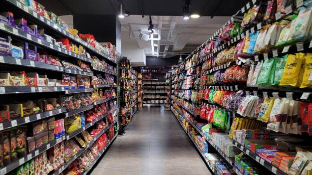 RMF Extra: Złocista przekąska z półki sklepowej. Czy można ją jeść bez wyrzutów sumienia?