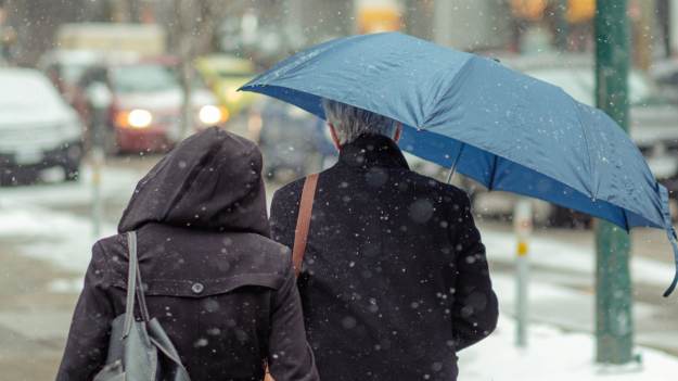 RMF Extra: Opady śniegu i śliskie drogi. Tak pogoda będzie wyglądać we wtorek. IMGW ostrzega