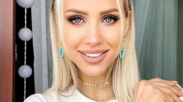 RMF Extra: Skórzana mini i ponętny dekolt... Marta z "Gogglebox" w niezwykle kobiecej stylizacji! Idealna na jesień? [FOTO]