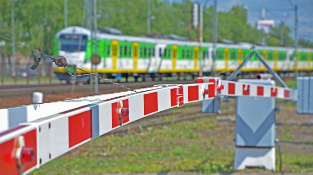 RMF Extra: Przejechał przez zamykający się przejazd. Zgłosił na policję, że szlaban uszkodził mu auto