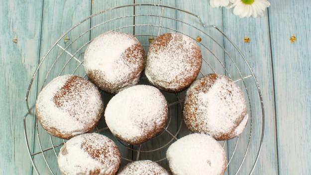 RMF Extra: Domowe pączki ze słonym karmelem i cukrem pudrem 