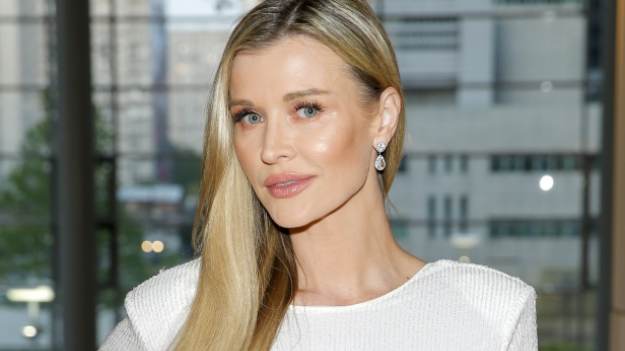 RMF Extra: Joanna Krupa nago na zdjęciu sprzed 18 lat. Młoda modelka śmiało stała przed obiektywem [FOTO]