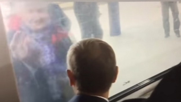 RMF Extra: Hit sieci: Starsza Pani pozdrawia Donalda Tuska! Co mu pokazała?! 