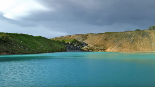 RMF Extra: Policja z Buxton wlała czarny barwnik do jeziora, by odstraszyć przyjezdnych. Chcą, by ludzie pozostali w domach