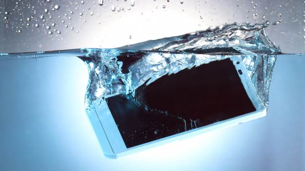 RMF Extra: "Hej mamo, telefon wpadł mi do ubikacji". Co zrobić, gdy dostaniemy taką wiadomość?