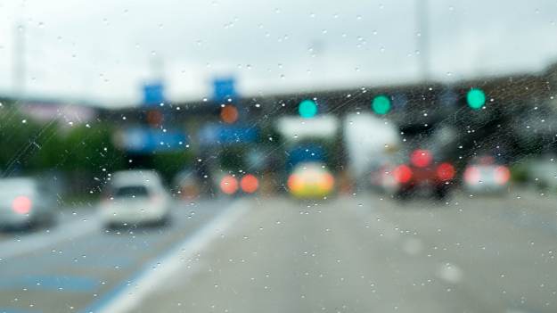 RMF Extra: Karambol kilkudziesięciu samochodów. Nad autostradą przeszła zamieć śnieżna [WIDEO]