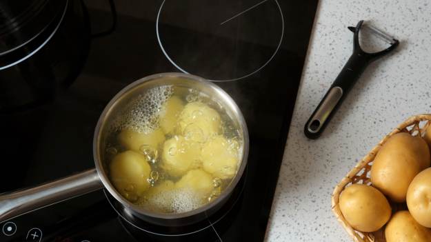 RMF Extra: Dodaj ten składnik do gotujących się ziemniaków! Będą gotowe znacznie szybciej