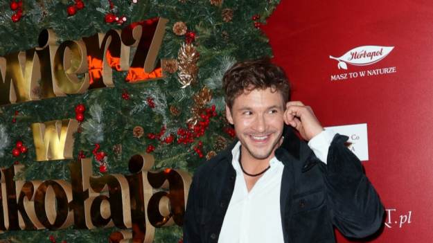 RMF Extra: Mikołaj Roznerski na zdjęciu z tajemniczą blondynką. "Nie wiem, jak Wam to powiedzieć"