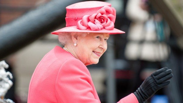 RMF Extra: Wpadka z udziałem królowej! Elżbieta II została uderzona w twarz! [WIDEO]