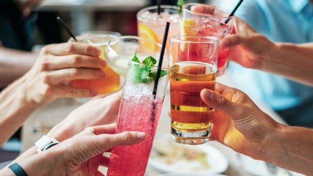 RMF Extra: Wiemy, ile Polacy wydają na alkohol! Kwota jest imponująca