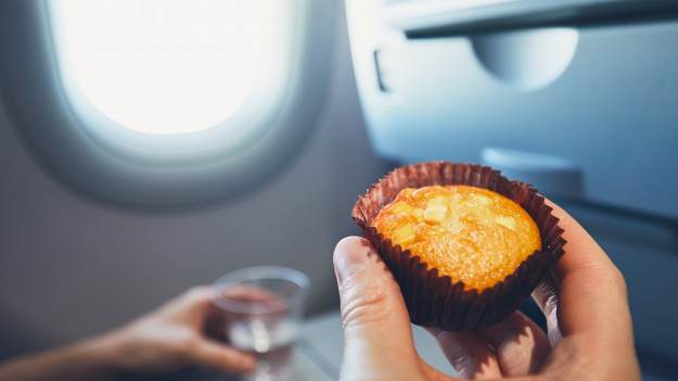 RMF Extra: Stewardessa pomyliła zamówienia. W efekcie jedna z pasażerek bardzo ucierpiała [WIDEO]