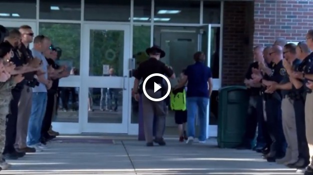 RMF Extra: 70 funkcjonariuszy policji odprowadziło chłopca do szkoły. Jaki był powód? 