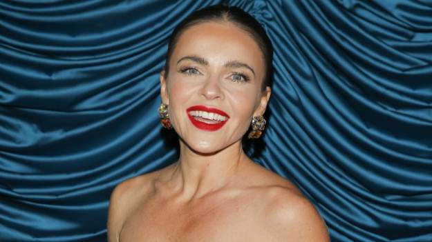 RMF Extra: Edyta Herbuś jako gorąca pomocnica świętego Mikołaja! Strój z głębokim dekoltem przyciąga wzrok [WIDEO]