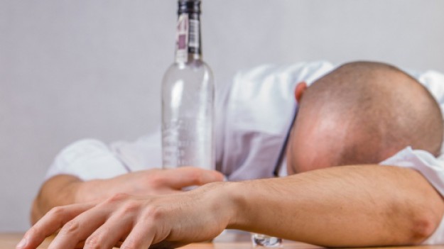 RMF Extra: Wladimir Putin walczy z problemem alkoholowym w Rosji. W jaki sposób?