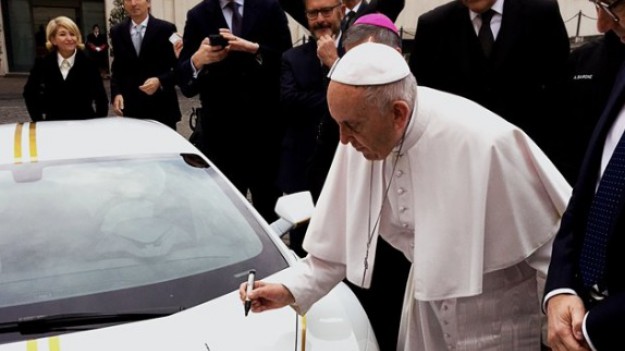 RMF Extra: Papież wylicytował swoje Lamborghini! Gdzie trafią pieniądze ze sprzedaży?