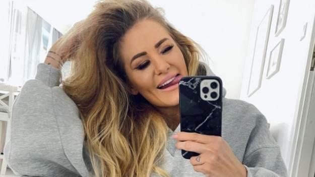 RMF Extra: Ewa Mrozowska z dumą prezentuje swoje wdzięki! "Ależ Ty się nadajesz na modelkę" [FOTO]