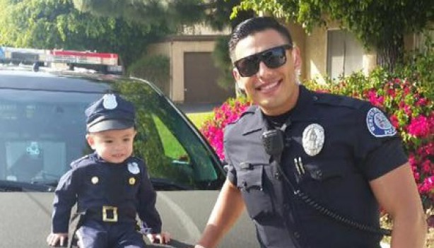 RMF Extra: Przystojny policjant podbija Internet, bo ma wielkie... serce!