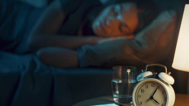 RMF Extra: Popełniasz ten błąd przed snem? Naukowcy ostrzegają, a rozwiązanie okazuje się dziecinnie proste