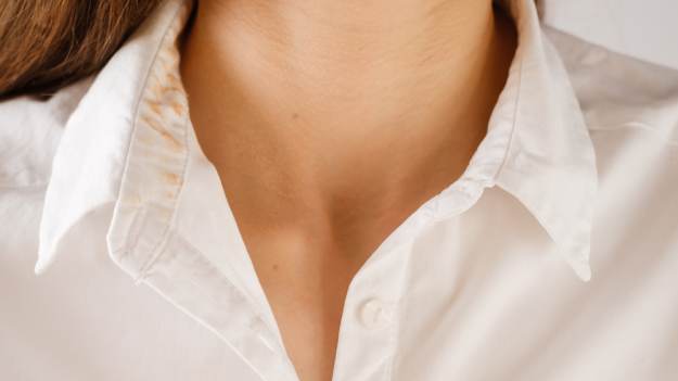 RMF Extra: Jak zmyć podkład z ubrań? Praktyczny poradnik