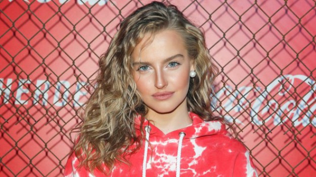 RMF Extra: Karolina Pisarek sprząta plażę na wakacjach. "Właśnie przez ludzi takich, jak ty ta planeta umiera" - piszą internauci